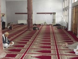 Çocuklar Su Kanallarında, Büyükler Camilerde Serinliyor