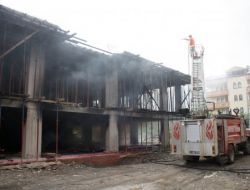 Vakfıkebir'de İnşaat Halindeki İki Katlı Bina Yangın Çıktı