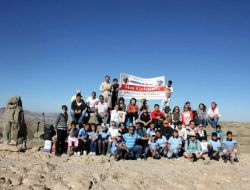 12 Saat Pedal Çevirerek Nemrut’a Çıktılar