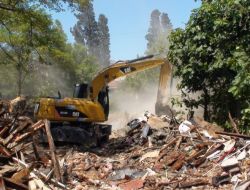 KADIKÖY'DE YIKIM GERGİNLİĞİ