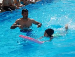 Çocukları Da Düşünen Avm Yönetimi Onlar İçin Yüzme Kursu Açtı