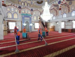 Ramazan Öncesinde Camiler Gül Kokuyor