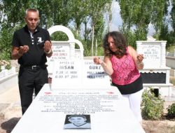 Acılı Aile, Oğlunun Ölüm Nedenini Mezar Taşına Yazdırdı