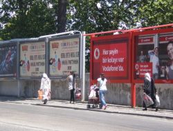 Kaldırımda Yürüyen Yayalar 'Reklama' Takılıyor