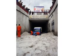 Erzurum'u Dolu Vurdu, Birikintilere Saplanan Araçları Ekipler Kurtardı