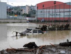 İki Çocuğunu Kaybeden Babayı, Vali Teselli Etmeye Çalıştı