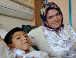 Sekiz Yaşındaki Çocuk Annesinin Böbreğiyle Hayata Tutundu