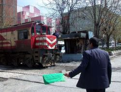 Manevra Yapan Tren Yayaya Çarptı!