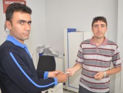 Bankamatikte Bulduğu Parayı Ve Kartı Sahibine Teslim Etti