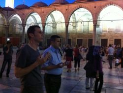 Sultanahmet Camii'nde Berat Kandili Coşkusu