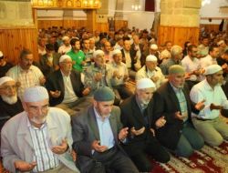 Rahmet Gecesinde Eller Semaya Berat İçin Kalktı