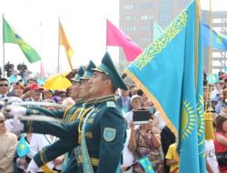 Nazarbayev, Genç Subaylara Rütbelerini Taktı