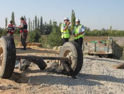 Kamyonet Traktöre Çarptı: 1 Ölü