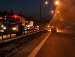 Alev Alev Yanan Aracı Çaresizlikle İzlediler