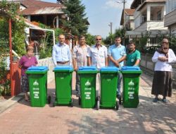 Emek Mahallesi’ne Plastik Çöp Konteynerleri Dağıtıldı