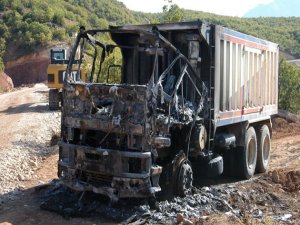 Van'da teröristler yol kesip araç yaktı!