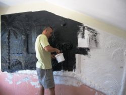 Gönüllü Öğretmen Yaz Tatilinde Okul Boyuyor