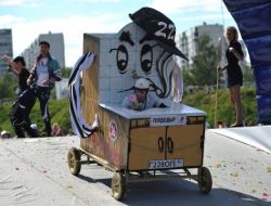 Rusya’da İlginç El Yapımı Araç Yarışlarına Büyük İlgi