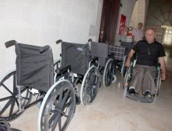 Mavi Kapaklarla 10 Tekerlekli Sandalye