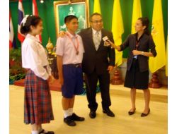 Taylandlı 'Sevgi Dili' Öğrencileri, Parlamentoyu Ziyaret Etti