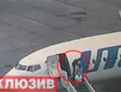 Rusya'da Yolcu Kendini Uçaktan Attı, Hayatını Kaybetti