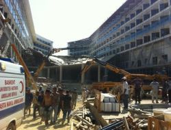 Otel İnşaatında Çatı Çöktü: 2 Yaralı