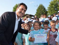 Bursa'da Bin 442 Minik Yüzücü Sertifika Aldı