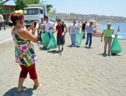 Seferihisar Belediye Başkanı Soyer Sokak Sokak Dolaşıp Çöp Topladı