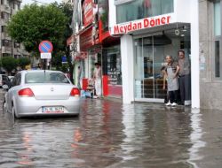 Yalova'da Sağanak Yağmur Caddeleri Göle Çevirdi