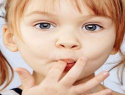 Çocuklarda Tırnak Yeme Alışkanlığı Güvensizlik Belirtisi