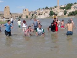 'Nehirler Özgür Aksın' Diye İnsan Zinciri Oluşturup Dicle Nehri'ne Atladılar