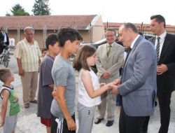Vali, Yolda Gördüğü Çocuklara Yaş Grubuna Göre Kitap Dağıtıyor