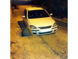 Otomobil Belediyenin Açtığı Çukura Düştü