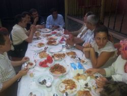 Gine'ye Giden Doktorlar Piknikte Buluştu