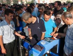 Yeni Metrobüs Durağında Gişe İzdihamı