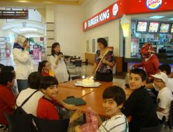 Amerikalı Öğretmene Sürpriz Doğum Günü Partisi