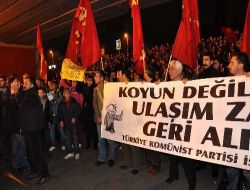 Metrobüs Zammını Protesto Eden Eylemciler İkinci Kez Gişelerden Kaçak Geçti