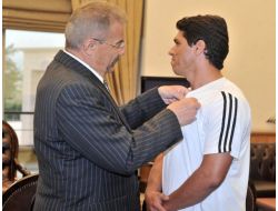 Vali Cerrah’tan Antrenörlere Altın Sporculara Laptop