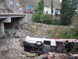 Virajı Alamayan Yolcu Otobüs Köprüden Uçtu