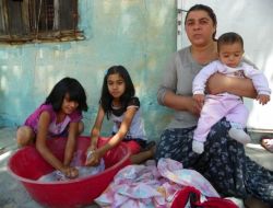 Minik Eller, Annelerine Yardım İçin Leğende Çamaşır Yıkıyor