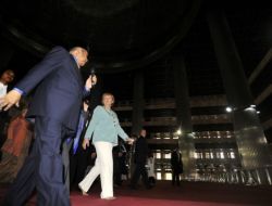Merkel, Endonezya'daki İstiklal Camii'ni Gezdi!
