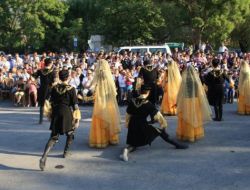 Azeri Halk Dansları Topluluğu Yahyalı'da Gösteri Sundu
