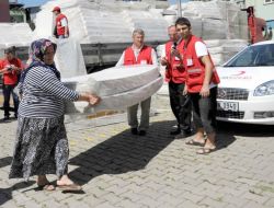 Kızılay Selzedelere Eşya Yardımına Başladı
