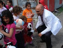 Belediye Başkanı Korkut, Çocukların Oyuncakçı 'Ali Amcası' Oldu