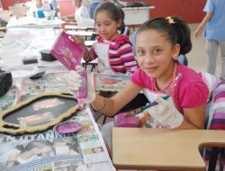 Küçük Yaşta Ebru, Takı Tasarım Ve Ahşap Boyama Sanatını Öğreniyorlar