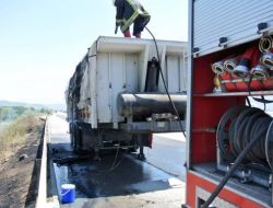 Otobanda Seyir Halindeki Tır'ın Lastiği Yandı