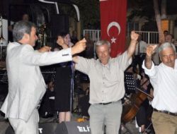 Köylüler Senfoni Orkestrasına Eşlik Etti