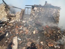 Dursunbey'de Akli Dengesi Bozuk Bir Kişinin Evinde Çıkan Yangın 4 Evi Kül Etti