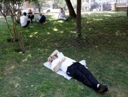 Sıcaklar 40 Dereceyi Buldu, İnsanlar Gölgeye Koştu