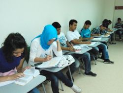 'İngilizce Yaz Kampı Projesi'nde Yerli Ve Yabancı Eğitimcilerden Ders